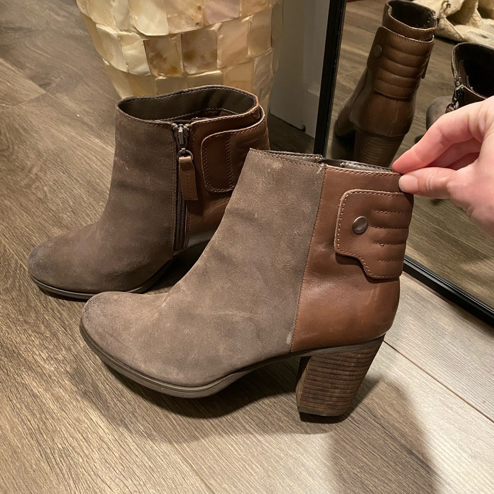 Clarks | suede booties / 9